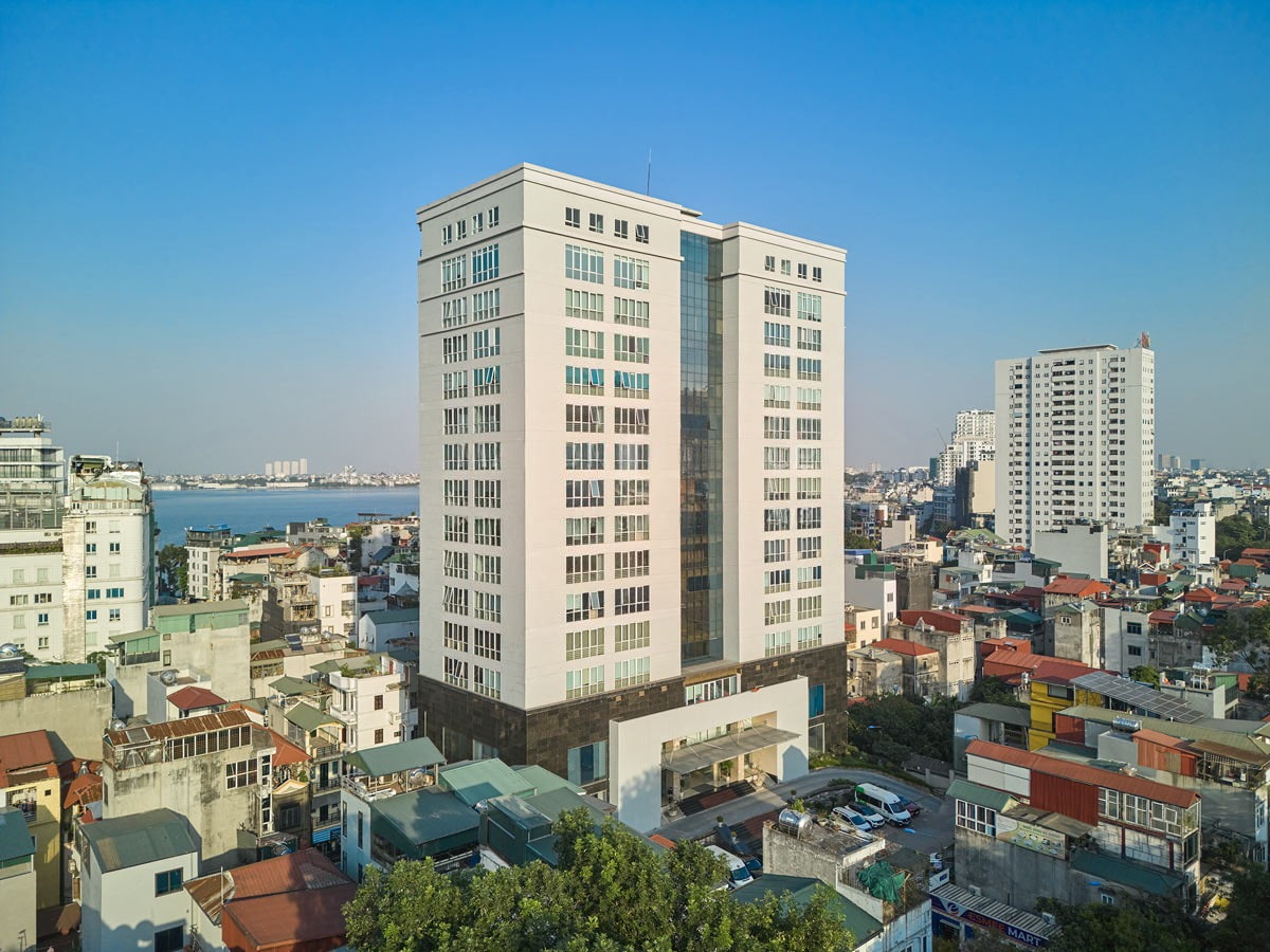 Toà nhà Mercury với mặt ngoài hiện đại và khu vực xung quanh tại quận Tây Hồ - hình ảnh từ Property Plus